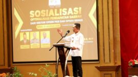 Wali Kota Batam Amsakar Achmad saat memberikan kata sambutan sekaligus membuka kegiatan sosialisasi Optimalisasi PAD dari sektor opsen Pajak Kendaraan Bermotor (PKB) dan Bea Balik Nama Kendaraan Bermotor (BBNKB) di Ballroom Harmoni One Hotel, Senin (25/8/2025). Matapedia6.com/Diskominfo