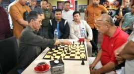 Wali Kota Batam Amsakar bermain catur dengan Endi warga Sagulung dalam turnamen HUT RI ke 80 di Sagulung didampingi Camat Sagulung Hafiz, Senin (25/8/2025). Foto:istimewa
