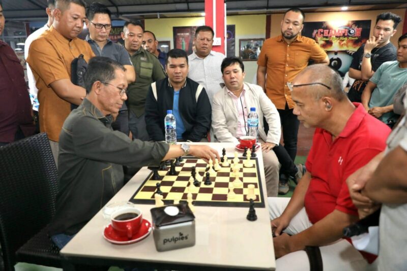 Wali Kota Batam Amsakar bermain catur dengan Endi warga Sagulung dalam turnamen HUT RI ke 80 di Sagulung didampingi Camat Sagulung Hafiz, Senin (25/8/2025). Foto:istimewa