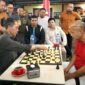 Wali Kota Batam Amsakar bermain catur dengan Endi warga Sagulung dalam turnamen HUT RI ke 80 di Sagulung didampingi Camat Sagulung Hafiz, Senin (25/8/2025). Foto:istimewa