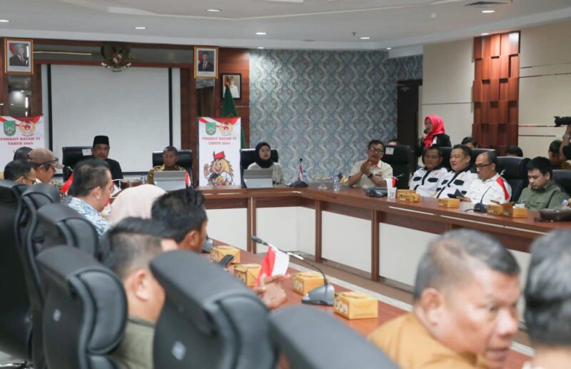 Pemerintah Kota Batam dan KONI luncurkan maskot Porkot Batam 2025, ikan belangkas dipilih jadi maskot sebagai simbol kearifan lokal, Senin (25/8/2025). Matapedia6.com/Diskominfo