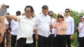 Wakil Wali Kota Batam Li Claudia Chandra saat mendampingi menteri Kelautan dan Perikanan RI, Sakti Wahyu Trenggono, meninjau calon Kampung Nelayan Merah Putih (KNMP) di Sembulang, Eco City, Tanjung Banon, Rempang, Rabu (27/8/2025). Matapedia6.com/Diskominfo