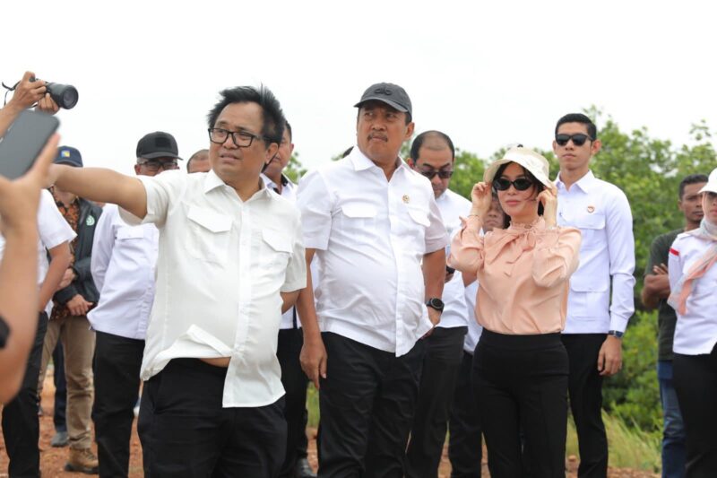 Wakil Wali Kota Batam Li Claudia Chandra saat mendampingi menteri Kelautan dan Perikanan RI, Sakti Wahyu Trenggono, meninjau calon Kampung Nelayan Merah Putih (KNMP) di Sembulang, Eco City, Tanjung Banon, Rempang, Rabu (27/8/2025). Matapedia6.com/Diskominfo