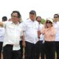 Wakil Wali Kota Batam Li Claudia Chandra saat mendampingi menteri Kelautan dan Perikanan RI, Sakti Wahyu Trenggono, meninjau calon Kampung Nelayan Merah Putih (KNMP) di Sembulang, Eco City, Tanjung Banon, Rempang, Rabu (27/8/2025). Matapedia6.com/Diskominfo