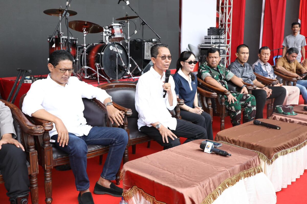 Wali Kota Batam Amsakar dan Wakil Wali kota Li Claudia bersama Forkopimda konferensi pers pembatalan malam pesta Rakyat HUT RI ke 80 di Alun-alun Engku Putri, Sabtu (30/8/2025). Foto:Diskominfo-matapedia