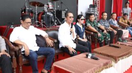 Wali Kota Batam Amsakar dan Wakil Wali kota Li Claudia bersama Forkopimda konferensi pers pembatalan malam pesta Rakyat HUT RI ke 80 di Alun-alun Engku Putri, Sabtu (30/8/2025). Foto:Diskominfo-matapedia