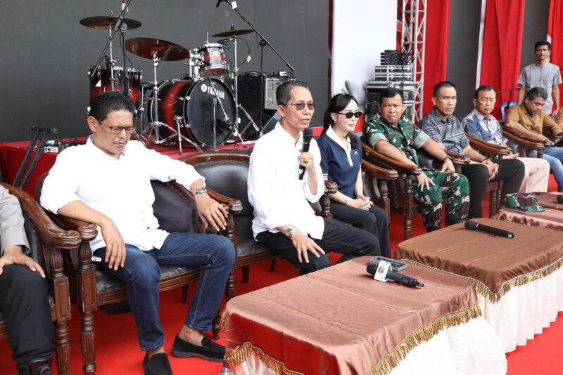 Wali Kota Batam Amsakar dan Wakil Wali kota Li Claudia bersama Forkopimda konferensi pers pembatalan malam pesta Rakyat HUT RI ke 80 di Alun-alun Engku Putri, Sabtu (30/8/2025). Foto:Diskominfo-matapedia