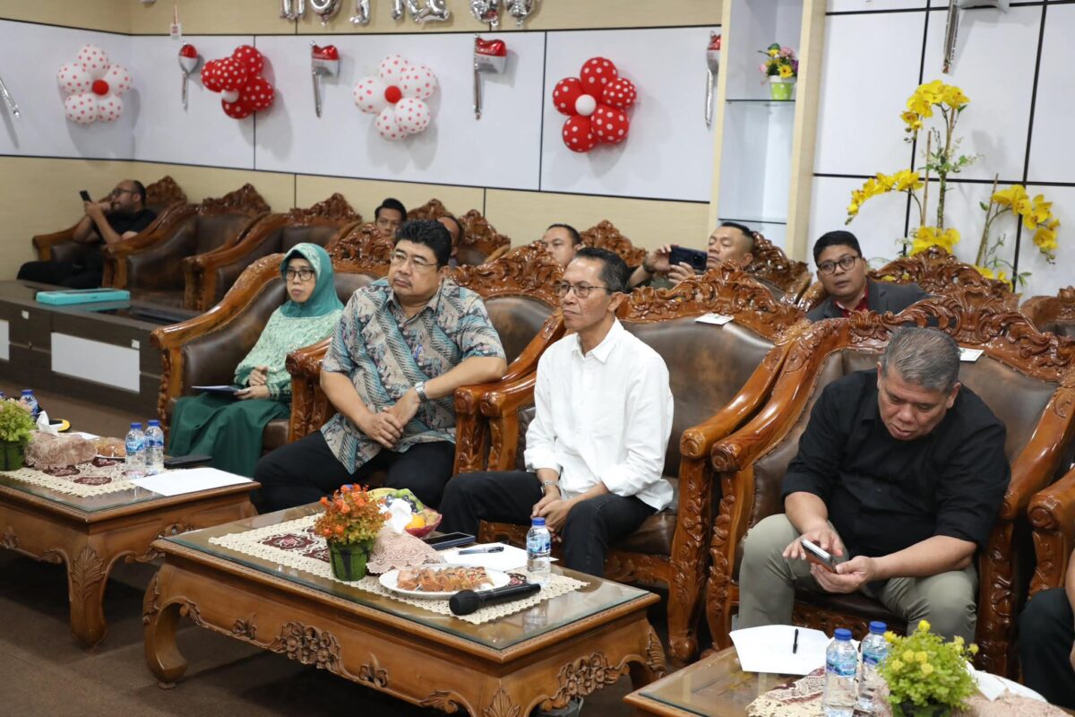 Wali Kota Batam Amsakar Achmad bersama beberapa pejabat Pemko Batam saat mengikuti rapat bersama Kemendagri di Kantor Wali Kota Batam, Sabtu (30/8/2025). Matapedia6.com/Diskominfo