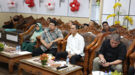 Wali Kota Batam Amsakar Achmad bersama beberapa pejabat Pemko Batam saat mengikuti rapat bersama Kemendagri di Kantor Wali Kota Batam, Sabtu (30/8/2025). Matapedia6.com/Diskominfo