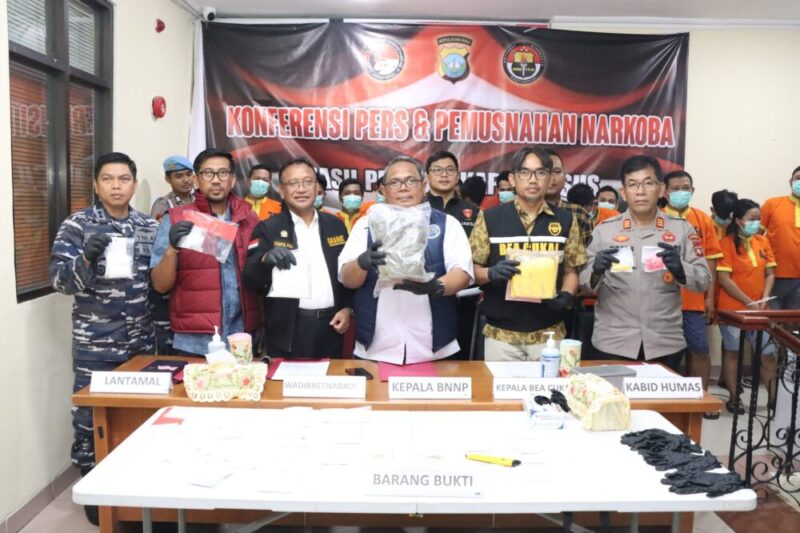 Ditresnarkoba Polda Kepri musnahkan narkotika hasil ungkap kasus selama bulan Nulis 2025 di wilayah Provinsi Kepri, Jumat (1/8/2025). Matapedia6.com/Dok Humas Polda