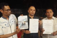 Kuasa hukum Rully Elffrendo menunjukkan foto dan juga surat kuasa untuk mendampingi korban dalam menyelesaikan kasus di Polsek Batam Kota, Jumat (1/8/2025). Matapedia6.com/Istimewa