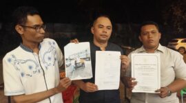 Kuasa hukum Rully Elffrendo menunjukkan foto dan juga surat kuasa untuk mendampingi korban dalam menyelesaikan kasus di Polsek Batam Kota, Jumat (1/8/2025). Matapedia6.com/Istimewa