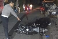 Petugas lalu lintas Polres Bintan saat melakukan Olah Tempat Kejadian Kecelakaan lalu lintas di Jalan Nusantara Kilometer 16, Kelurahan Gunung Lengkuas, Kecamatan Bintan Timur, Minggu (3/8/2025). Matapedia6.com/Dok Polresta