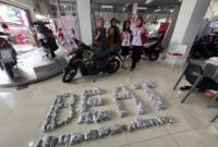 Uang koin hasil tabungan Lia Selama dua tahun dibentuk menjadi tulisan nama motor yang dibelinya secara kes di dealer motor Honda di Jalan Sudirman, Jambi Selatan, Senin (4/8/2025). Matapedia6.com/Dalil