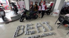 Uang koin hasil tabungan Lia Selama dua tahun dibentuk menjadi tulisan nama motor yang dibelinya secara kes di dealer motor Honda di Jalan Sudirman, Jambi Selatan, Senin (4/8/2025). Matapedia6.com/Dalil
