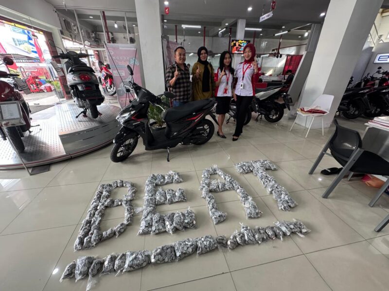Uang koin hasil tabungan Lia Selama dua tahun dibentuk menjadi tulisan nama motor yang dibelinya secara kes di dealer motor Honda di Jalan Sudirman, Jambi Selatan, Senin (4/8/2025). Matapedia6.com/Dalil
