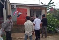 Petugas kepolisian dan kelurahan saat mendatangi rumah warga di Marina yang memasang bendera one peace bersama bendera merah putih di depan rumahnya, Senin (4/8/2025). Matapedia6.com/Istimewa