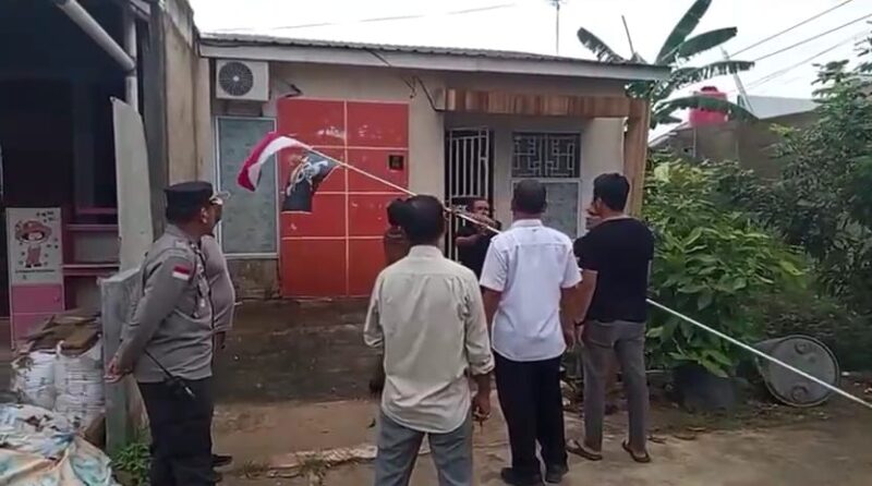 Petugas kepolisian dan kelurahan saat mendatangi rumah warga di Marina yang memasang bendera one peace bersama bendera merah putih di depan rumahnya, Senin (4/8/2025). Matapedia6.com/Istimewa