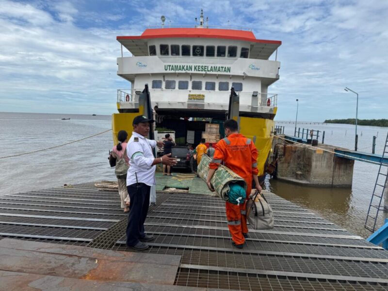 Muhammad Alam Udin, Mualim III kapal roro KM Sembilang milik PT ASDP Cabang Batam saat mengangkat barang dari luar ke dalam kapal Roro, sebelum penyeberangan, Selasa (5/8/2025). Matapedia6.com/Dalil