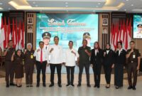 Kepala Kejari Batam, I Wayan Wiradarma dan Kasi Intel Kejari Batam Priandi Firdaus serta Wali Kota Batam Amsakar Achmad. Foto:Istimewa