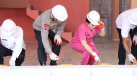 Wakapolda Kepri Brigjen Pol. Dr. Anom Wibowo saat melakukan peletakan batu pertama pembangunan dapur SPPG di Komplek Ruko Start One No. 123, Kelurahan Duriangkang, Sei Beduk, Kota Batam, Kamis (7/8/2025). Matapedia6.com/Dok Humas Polda