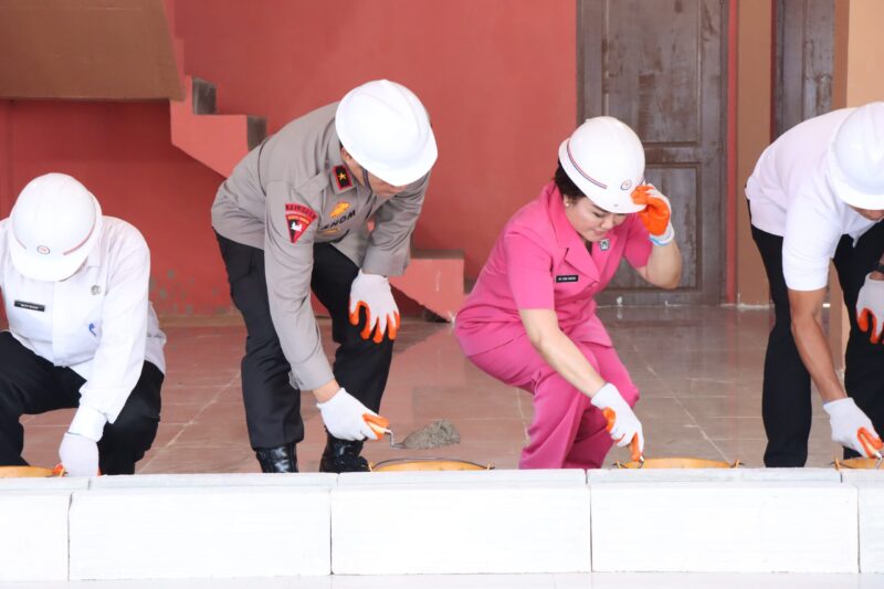 Wakapolda Kepri Brigjen Pol. Dr. Anom Wibowo saat melakukan peletakan batu pertama pembangunan dapur SPPG di Komplek Ruko Start One No. 123, Kelurahan Duriangkang, Sei Beduk, Kota Batam, Kamis (7/8/2025). Matapedia6.com/Dok Humas Polda