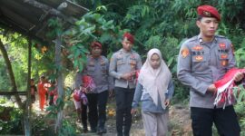 Personel Ditreskrimsus Polda Kepri saat menyusuri perkampungan di wilayah Rempang Galang, Kota Batam Provinsi Kepri, Rabu (6/8/2025). Matapedia6.com/Dok Humas Polda