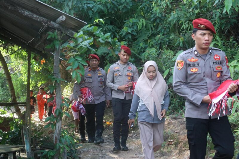 Personel Ditreskrimsus Polda Kepri saat menyusuri perkampungan di wilayah Rempang Galang, Kota Batam Provinsi Kepri, Rabu (6/8/2025). Matapedia6.com/Dok Humas Polda