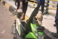 Petugas dari Ditpam BP Batam dan warga sekitar saat melihat kendaraan diduga milik pria yang lompat dari jembatan Barelang, Senin (11/8/2025) dini hari. Matapedia6.com/Dok Basarnas