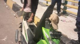 Petugas dari Ditpam BP Batam dan warga sekitar saat melihat kendaraan diduga milik pria yang lompat dari jembatan Barelang, Senin (11/8/2025) dini hari. Matapedia6.com/Dok Basarnas