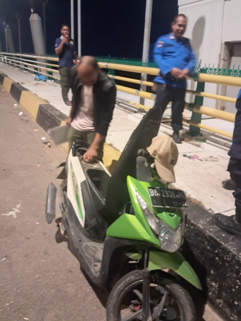 Petugas dari Ditpam BP Batam dan warga sekitar saat melihat kendaraan diduga milik pria yang lompat dari jembatan Barelang, Senin (11/8/2025) dini hari. Matapedia6.com/Dok Basarnas