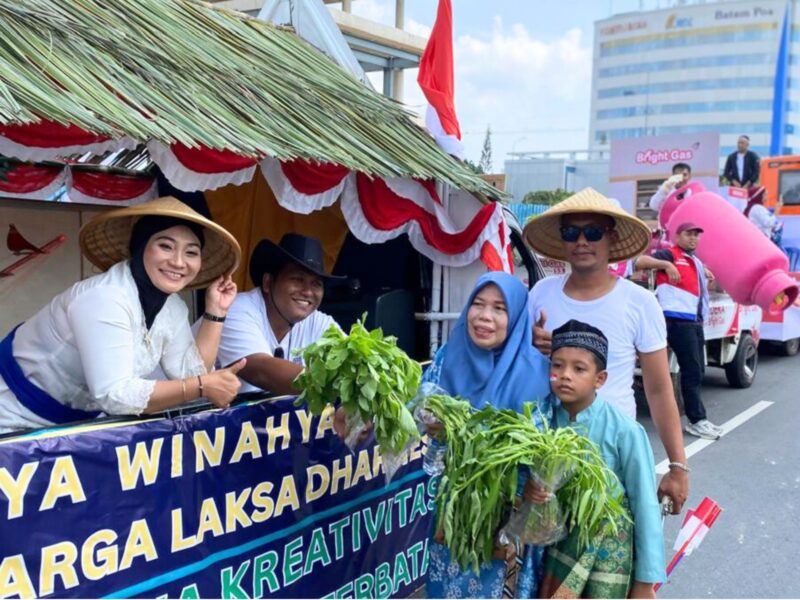 Warga Binaan Rutan Batam mengikuti perayaan HUT RI ke 80 pawai, Minggu (10/8). Foto:Istimewa