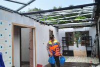 Polsek Bulang saat mendatangi salah satu rumah yang dihantam angin puting beliung di pulau Bayon dan pulau buluh, untuk memberikan bantuan, Senin (11/8/2025). Matapedia6.com/Dok Humas Polresta