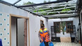 Polsek Bulang saat mendatangi salah satu rumah yang dihantam angin puting beliung di pulau Bayon dan pulau buluh, untuk memberikan bantuan, Senin (11/8/2025). Matapedia6.com/Dok Humas Polresta