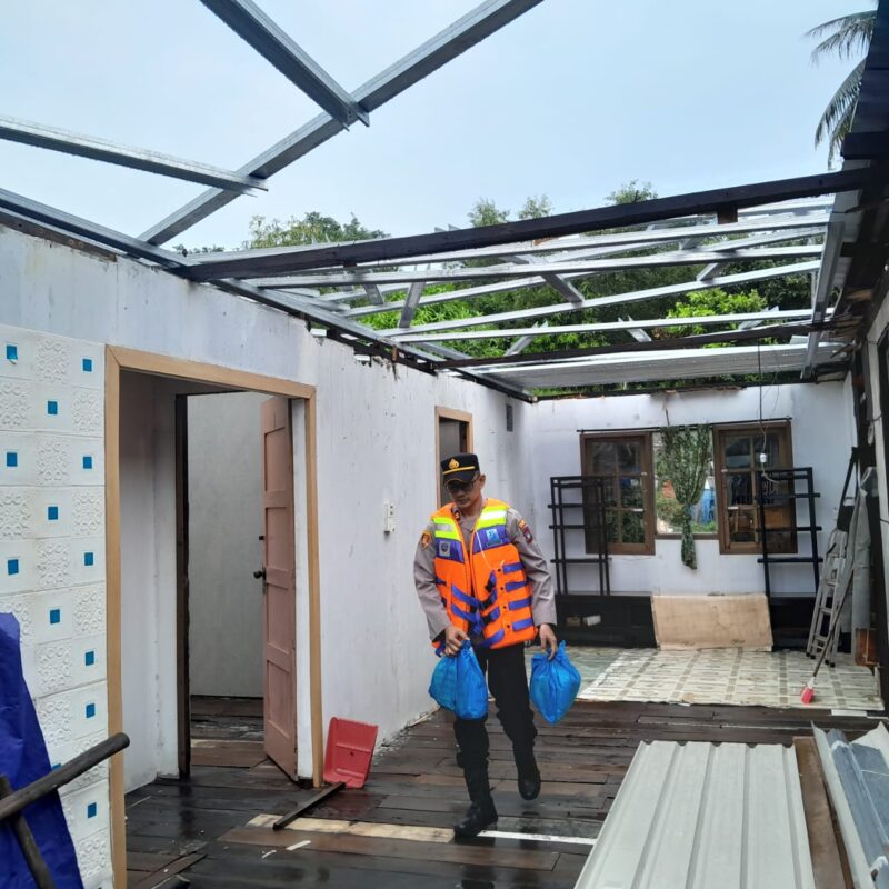 Polsek Bulang saat mendatangi salah satu rumah yang dihantam angin puting beliung di pulau Bayon dan pulau buluh, untuk memberikan bantuan, Senin (11/8/2025). Matapedia6.com/Dok Humas Polresta