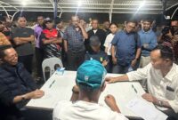 Wali Kota Batam Amsakar Achmad saat bermain domino pembukaan turnamen di Kantor Camat Batu Aji beberapa hari lalu. Foto:Istimewa