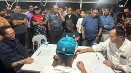 Wali Kota Batam Amsakar Achmad saat bermain domino pembukaan turnamen di Kantor Camat Batu Aji beberapa hari lalu. Foto:Istimewa