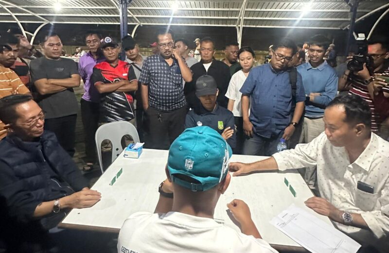 Wali Kota Batam Amsakar Achmad saat bermain domino pembukaan turnamen di Kantor Camat Batu Aji beberapa hari lalu. Foto:Istimewa