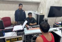 Pelaku saat diperiksa di unit Perlindungan Perempuan dan Anak Satreskrim Polresta Barelang, Selasa (12/8/2025). Matapedia6.com/Istimewa