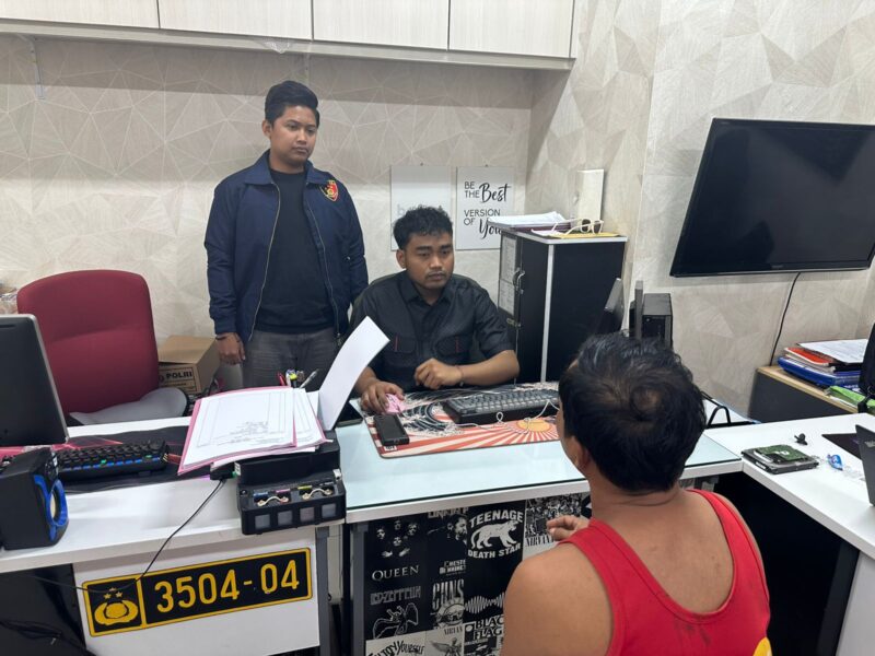 Pelaku saat diperiksa di unit Perlindungan Perempuan dan Anak Satreskrim Polresta Barelang, Selasa (12/8/2025). Matapedia6.com/Istimewa