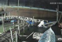 Tangkapan karena CCTV warga saat kapal tongkang menghantam keramba warga yang ada di laut Dapur 12 pantai Sagulung, Rabu (13/8/2025). Matapedia6.com/Dok Warga