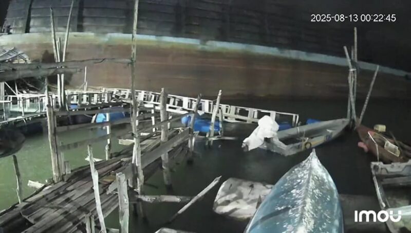 Tangkapan karena CCTV warga saat kapal tongkang menghantam keramba warga yang ada di laut Dapur 12 pantai Sagulung, Rabu (13/8/2025). Matapedia6.com/Dok Warga