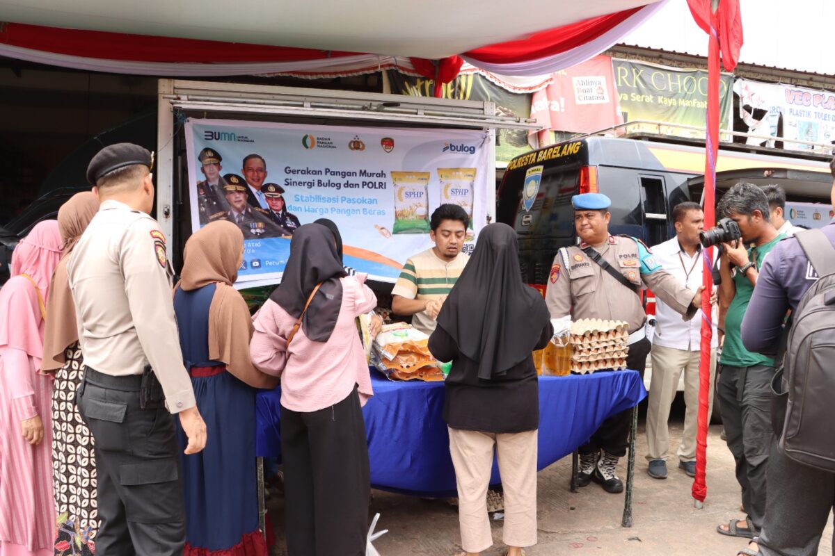 Warga mendatangi salah satu stan pasar pedagang di Pasar Botania 2, Kelurahan Belian, Kecamatan Batam Kota, Rabu (13/8/2025). Matapedia6.com/Dok Humas Polres