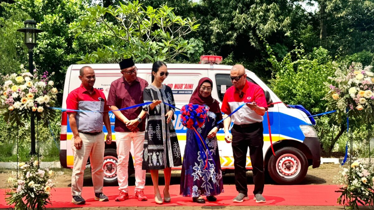 Pemotongan pita sebagai tanda penyerahan mobil Ambulans oleh JNE dan TIKI  di Taman Yayasan Tuna Netra (Yatuna), Jakarta Timur, Rabu (13/8/2025). Foto:dok/JNE