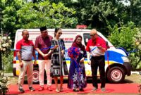 Pemotongan pita sebagai tanda penyerahan mobil Ambulans oleh JNE dan TIKI  di Taman Yayasan Tuna Netra (Yatuna), Jakarta Timur, Rabu (13/8/2025). Foto:dok/JNE