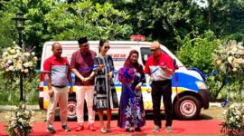 Pemotongan pita sebagai tanda penyerahan mobil Ambulans oleh JNE dan TIKI  di Taman Yayasan Tuna Netra (Yatuna), Jakarta Timur, Rabu (13/8/2025). Foto:dok/JNE