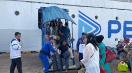 Sat Polairud Polresta Barelang bersama personel Pos Pelabuhan Batam Bintang 99 Batu Ampar melakukan pengamanan ketat saat KM Kelud bersandar di Pelabuhan Bintang 99 Batu Ampar, Rabu (13/8/2025). Matapedia6.com/Dok Humas polres