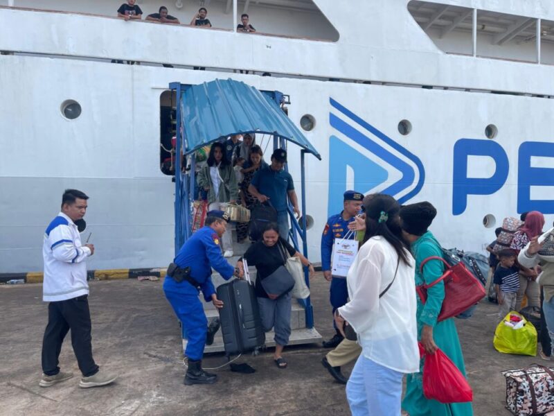 Sat Polairud Polresta Barelang bersama personel Pos Pelabuhan Batam Bintang 99 Batu Ampar melakukan pengamanan ketat saat KM Kelud bersandar di Pelabuhan Bintang 99 Batu Ampar, Rabu (13/8/2025). Matapedia6.com/Dok Humas polres