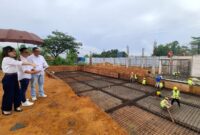 Dept Head Sales & Marketing CitraLand Megah, Robby Juanphilibert A, bersama Dept Head Construction, Rido Sitio melihat proyek pembangunan, Jumat (15/8/2025). Foto:Ist