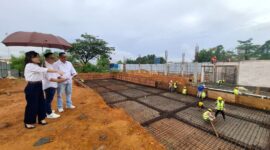 Dept Head Sales & Marketing CitraLand Megah, Robby Juanphilibert A, bersama Dept Head Construction, Rido Sitio melihat proyek pembangunan, Jumat (15/8/2025). Foto:Ist